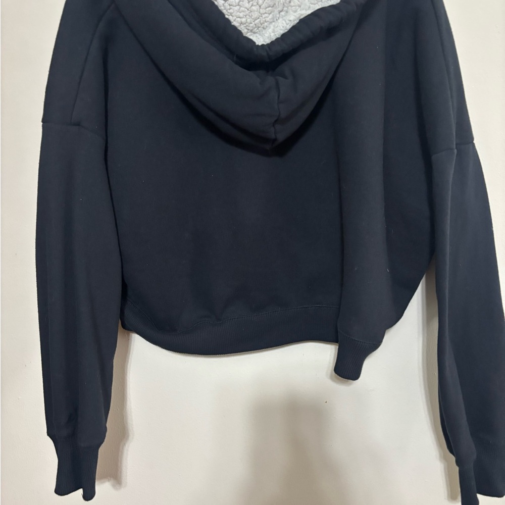 Hollister Women's Black Oversized Sherpa Cropped Hoodie - Picture 2 of 9